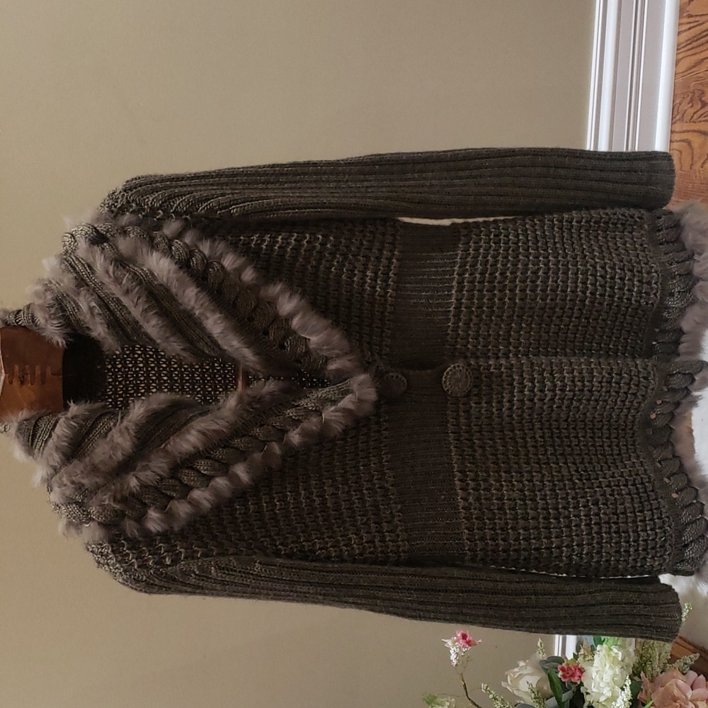 Nwot brown sweater with fox trim  furl